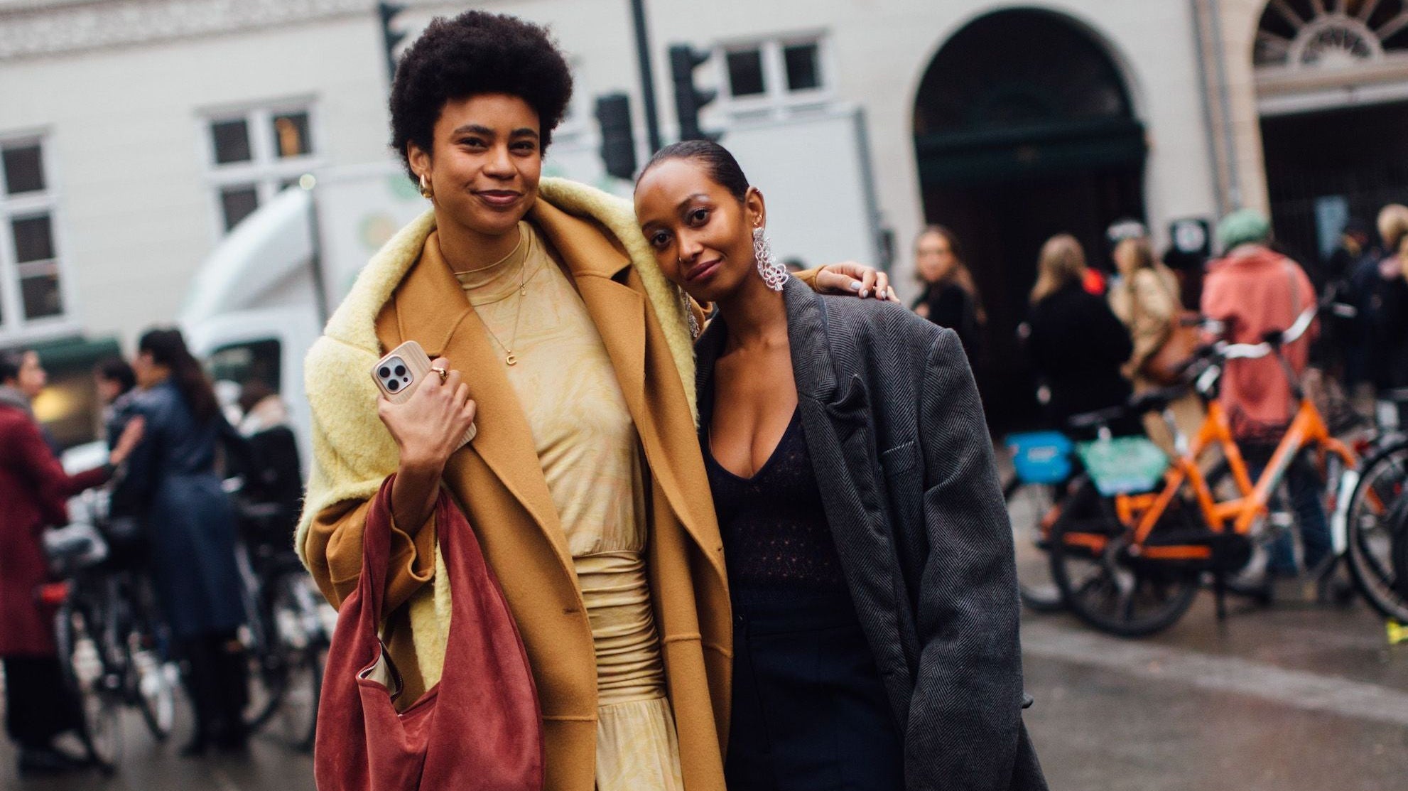 Comment assortir votre sac à main à votre tenue pour un style parfait - Delcier