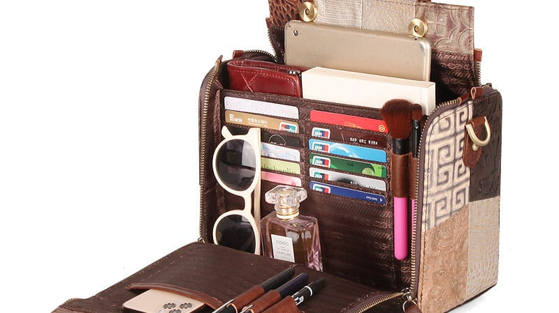 Les essentiels à avoir dans son sac à main selon son mode de vie - Delcier