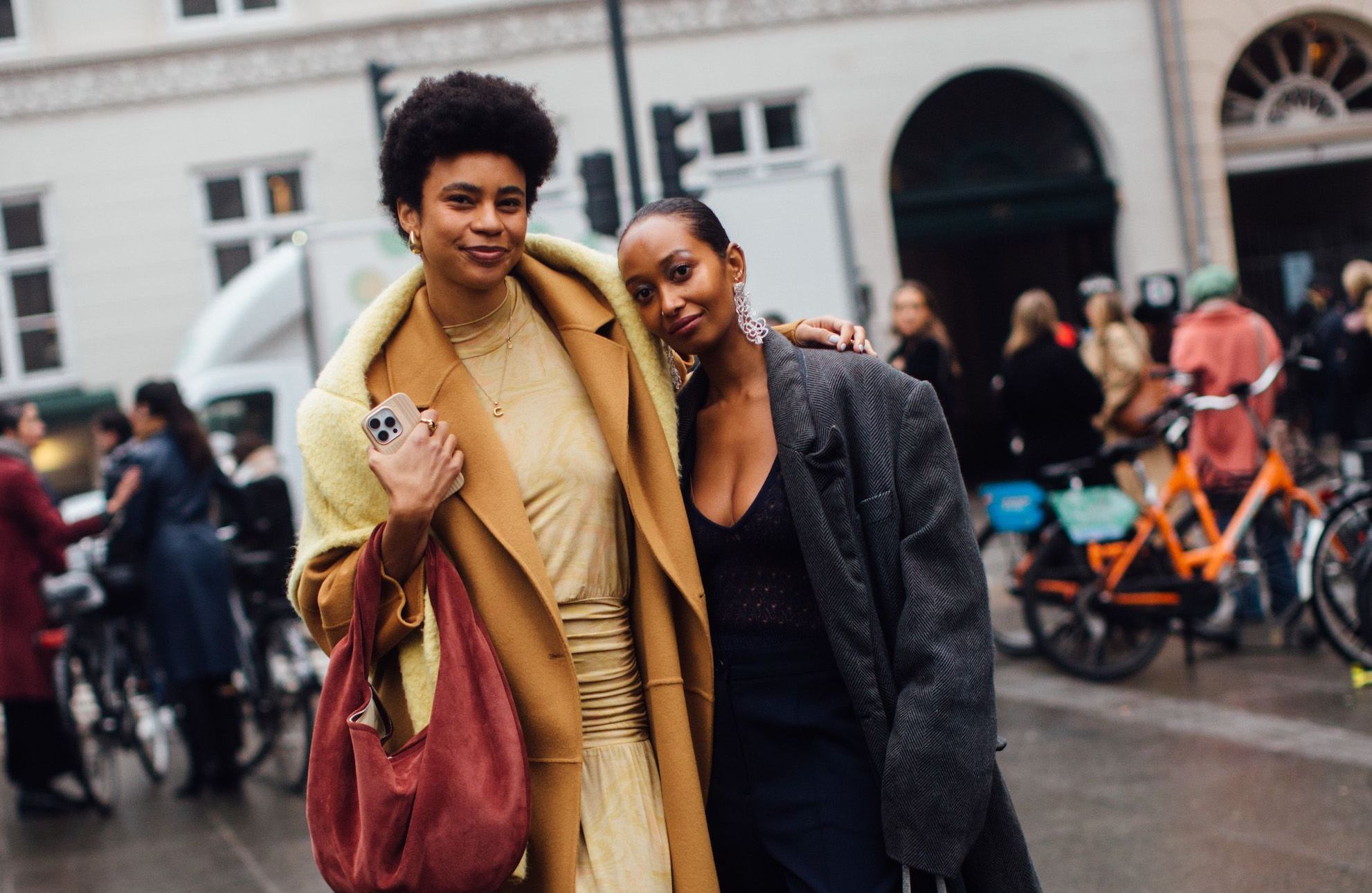 Comment assortir votre sac à main à votre tenue pour un style parfait - Delcier